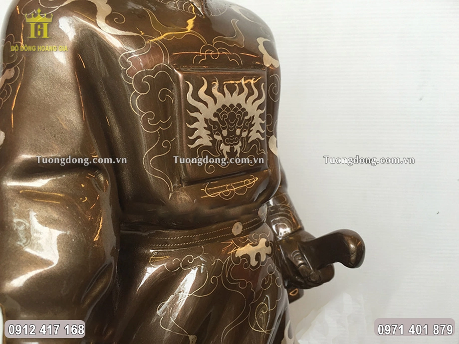 Tay trái Ngài cầm kiếm